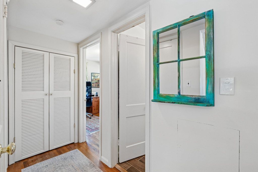 Image 12 of property listing at 905 ROBIN RD, Silver Spring, MD 20901