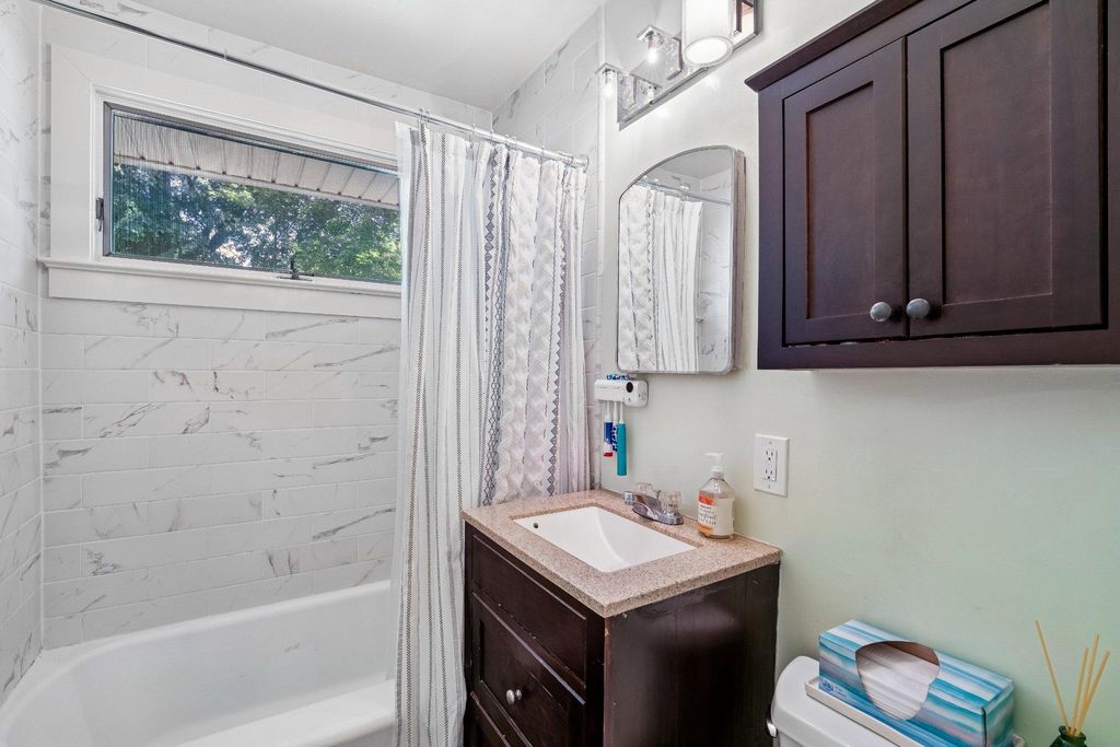 Image 13 of property listing at 905 ROBIN RD, Silver Spring, MD 20901