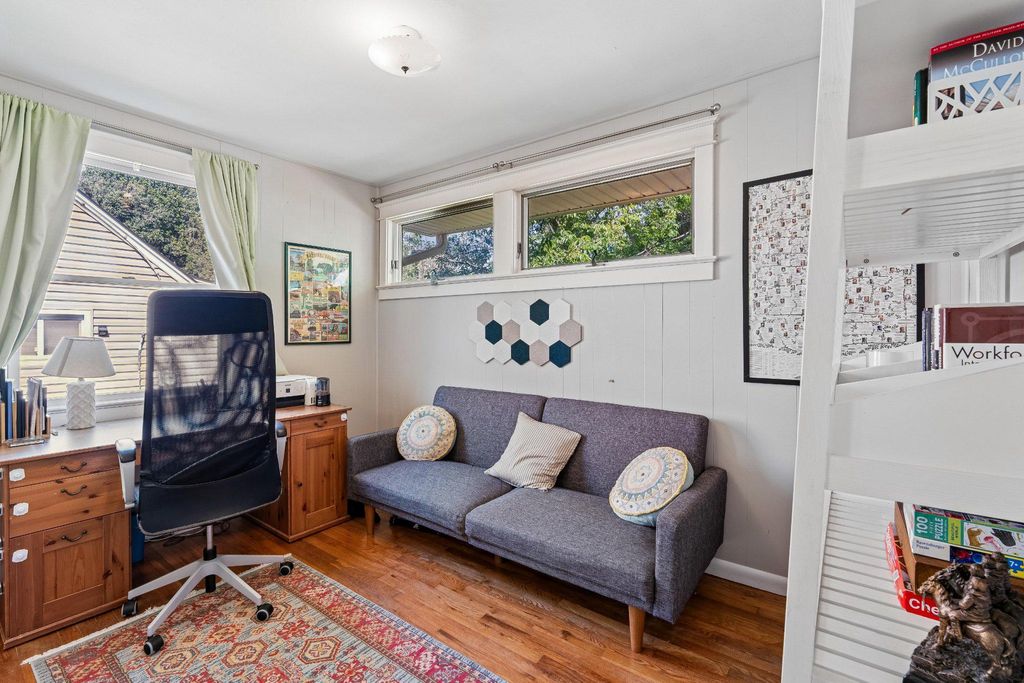 Image 17 of property listing at 905 ROBIN RD, Silver Spring, MD 20901