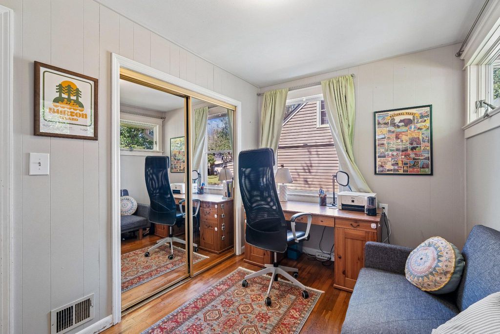 Image 18 of property listing at 905 ROBIN RD, Silver Spring, MD 20901