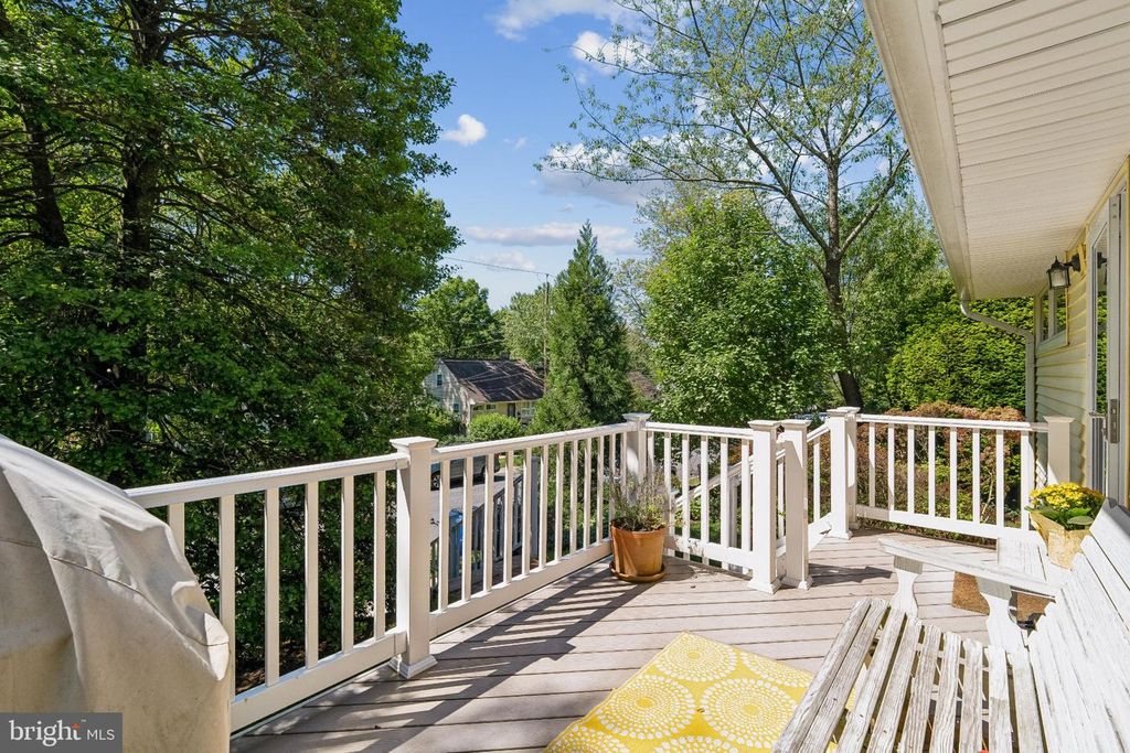 Image 3 of property listing at 905 ROBIN RD, Silver Spring, MD 20901