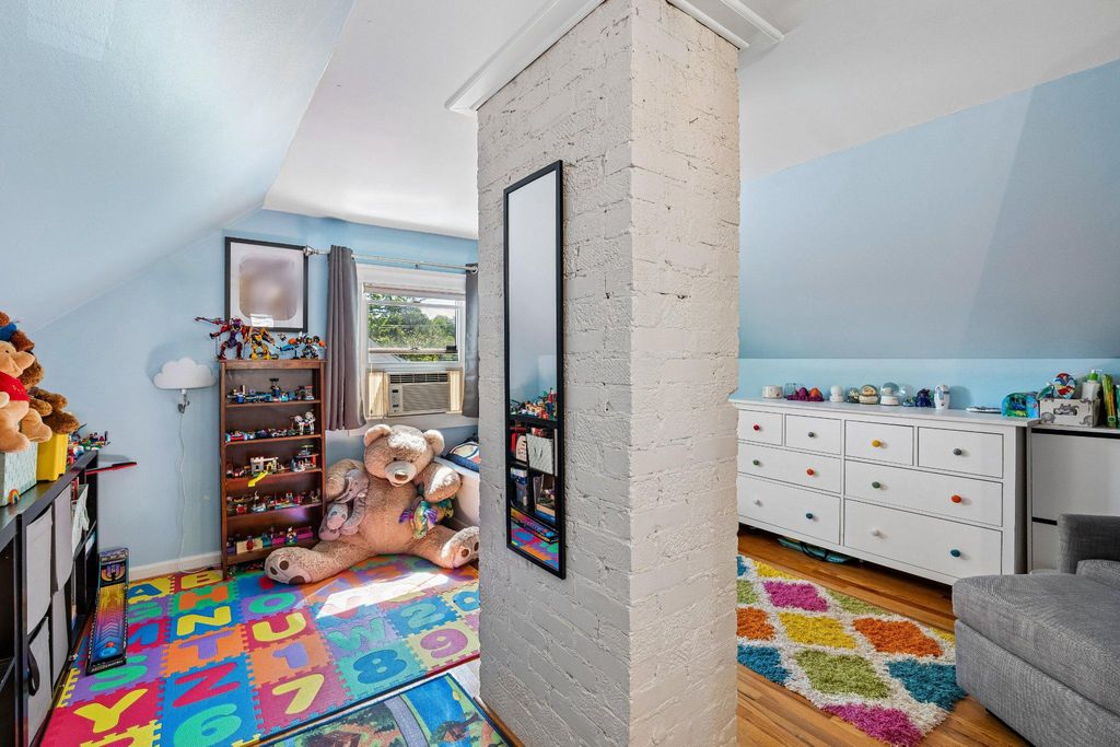 Image 23 of property listing at 905 ROBIN RD, Silver Spring, MD 20901