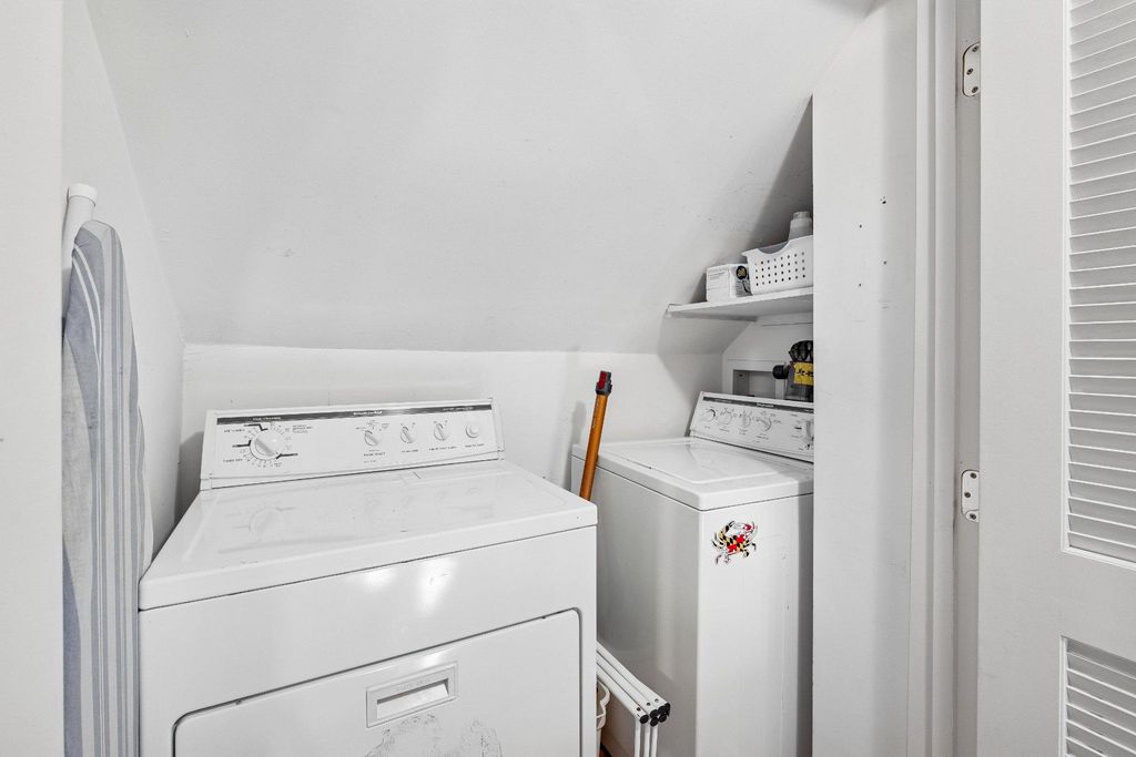 Image 27 of property listing at 905 ROBIN RD, Silver Spring, MD 20901