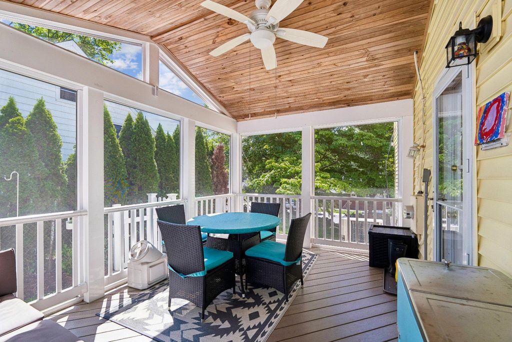 Image 28 of property listing at 905 ROBIN RD, Silver Spring, MD 20901