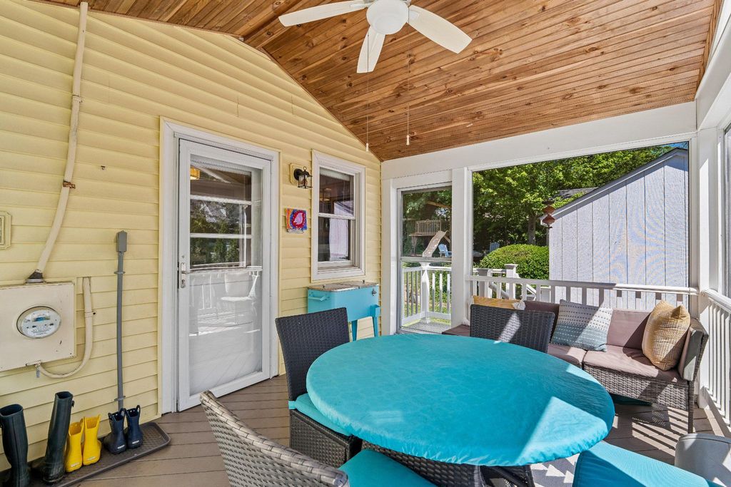 Image 30 of property listing at 905 ROBIN RD, Silver Spring, MD 20901
