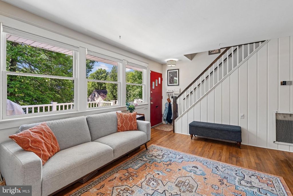 Image 4 of property listing at 905 ROBIN RD, Silver Spring, MD 20901