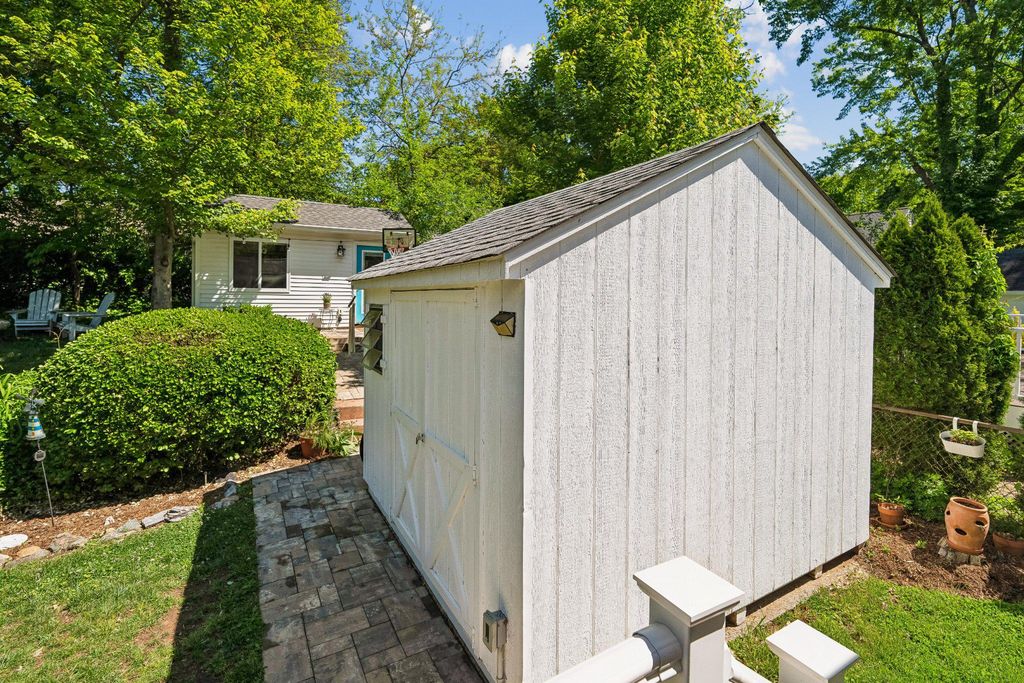 Image 35 of property listing at 905 ROBIN RD, Silver Spring, MD 20901