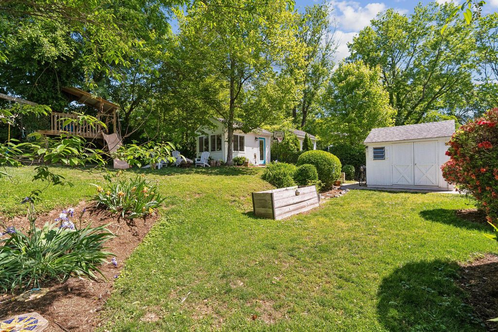 Image 36 of property listing at 905 ROBIN RD, Silver Spring, MD 20901