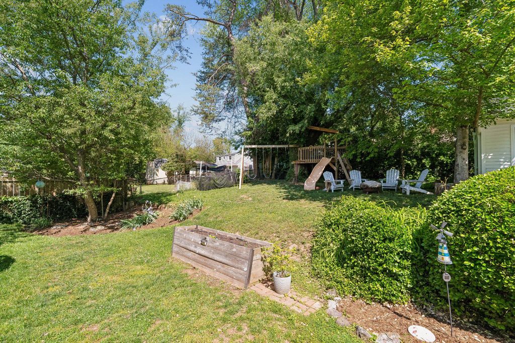 Image 37 of property listing at 905 ROBIN RD, Silver Spring, MD 20901