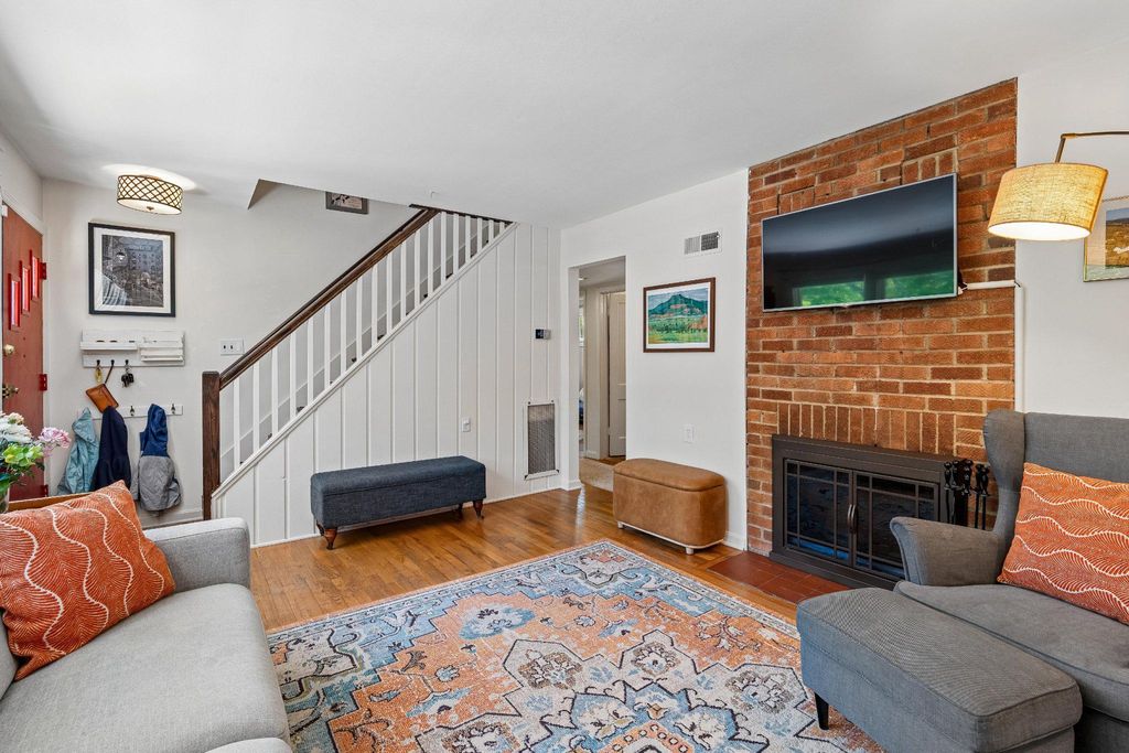 Image 7 of property listing at 905 ROBIN RD, Silver Spring, MD 20901