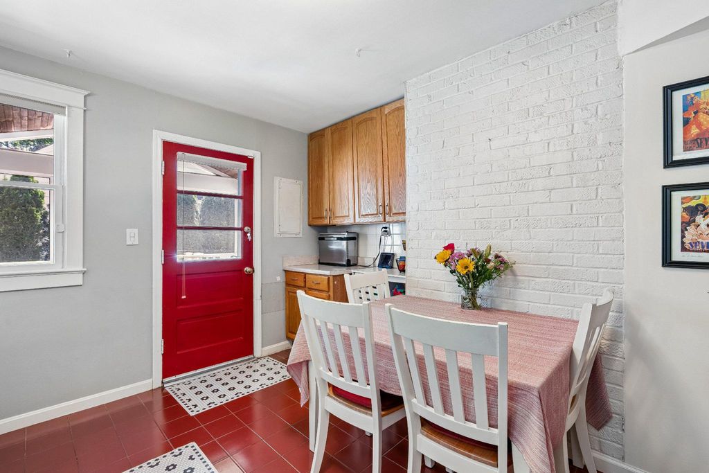 Image 10 of property listing at 905 ROBIN RD, Silver Spring, MD 20901