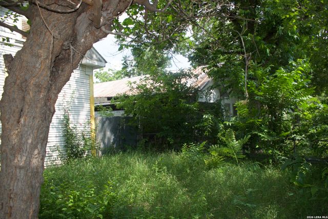 601 N Chupaderas, San Antonio, TX 78207