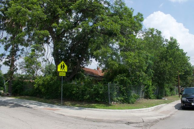 601 N Chupaderas, San Antonio, TX 78207