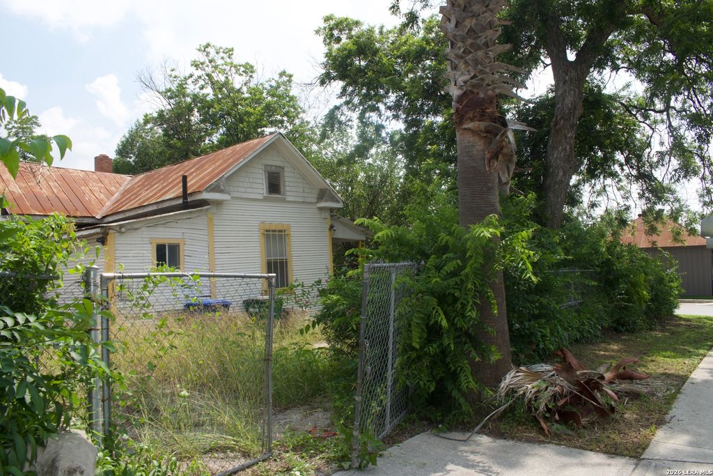 601 N Chupaderas, San Antonio, TX 78207