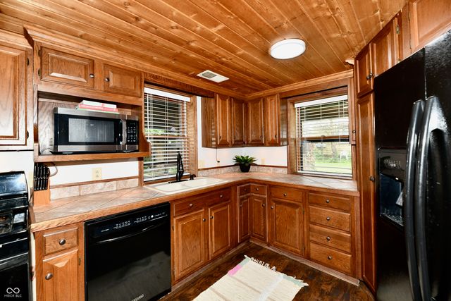 2015 S J Street, Elwood, IN 46036