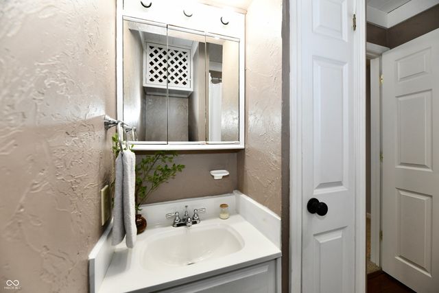 2015 S J Street, Elwood, IN 46036