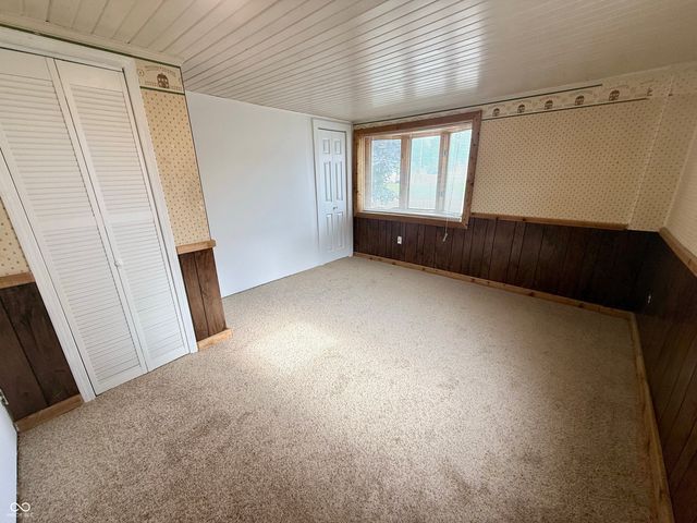 2015 S J Street, Elwood, IN 46036