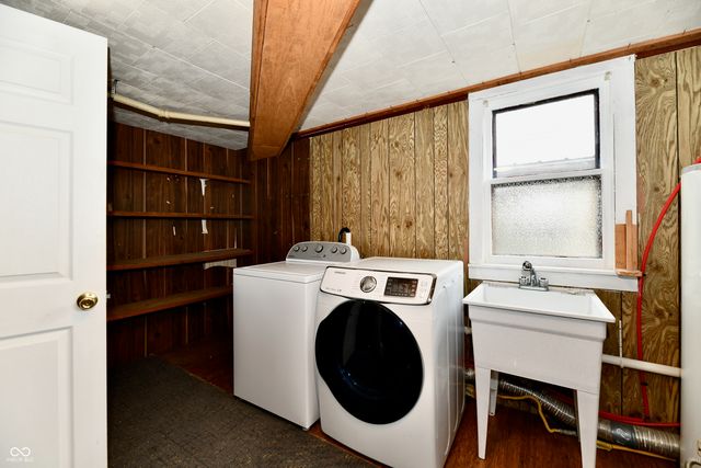 2015 S J Street, Elwood, IN 46036