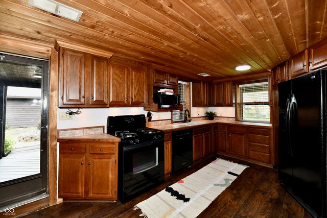 2015 S J Street, Elwood, IN 46036