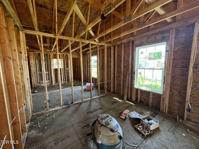102 Charlie Avenue, Piney Flats, TN 37686