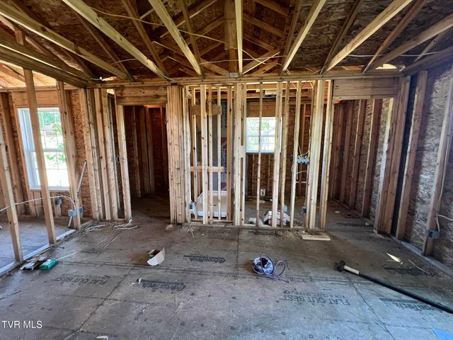 102 Charlie Avenue, Piney Flats, TN 37686