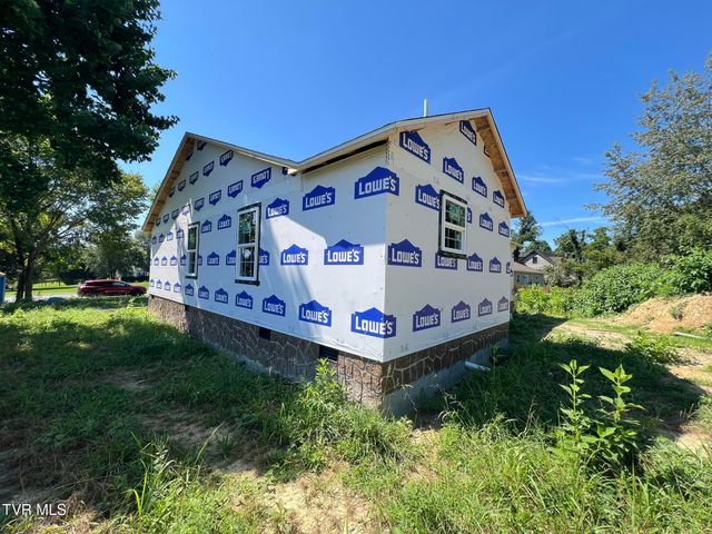 102 Charlie Avenue, Piney Flats, TN 37686