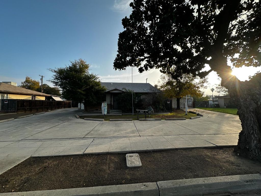 707 W Shields Avenue, Fresno, CA 93705