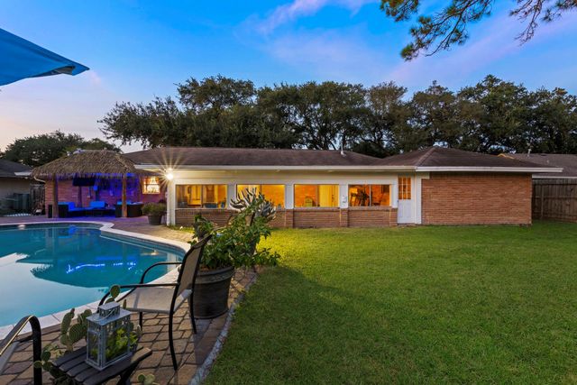 8611 Twelve Oaks Drive, Texas City, TX 77591