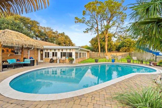 8611 Twelve Oaks Drive, Texas City, TX 77591