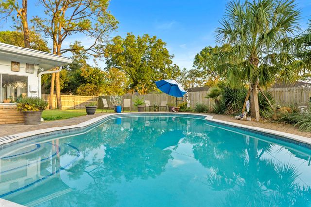 8611 Twelve Oaks Drive, Texas City, TX 77591