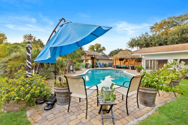 8611 Twelve Oaks Drive, Texas City, TX 77591