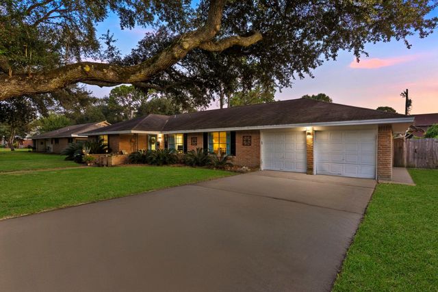 8611 Twelve Oaks Drive, Texas City, TX 77591