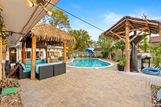 8611 Twelve Oaks Drive, Texas City, TX 77591