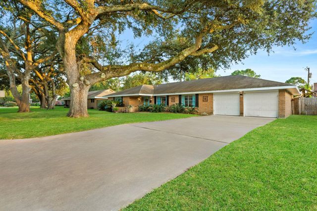 8611 Twelve Oaks Drive, Texas City, TX 77591