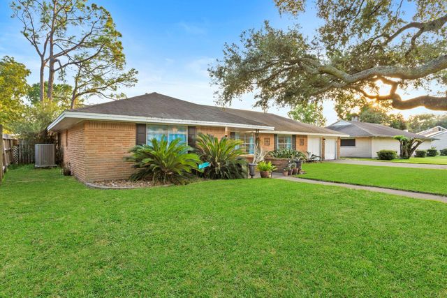 8611 Twelve Oaks Drive, Texas City, TX 77591