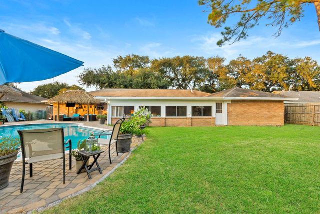 8611 Twelve Oaks Drive, Texas City, TX 77591