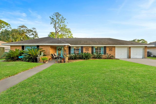 8611 Twelve Oaks Drive, Texas City, TX 77591