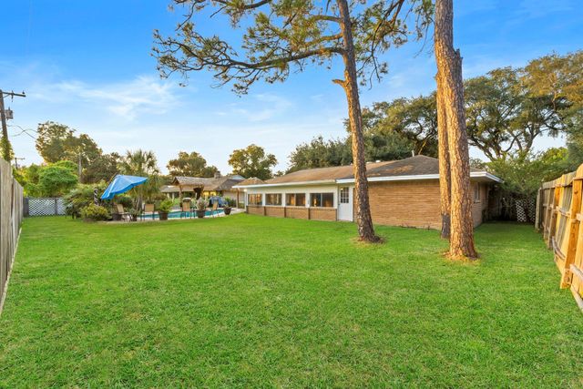 8611 Twelve Oaks Drive, Texas City, TX 77591