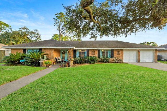 8611 Twelve Oaks Drive, Texas City, TX 77591