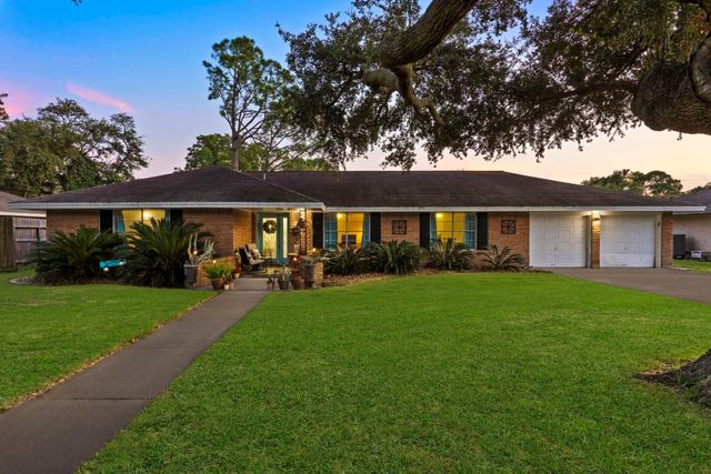 8611 Twelve Oaks Drive, Texas City, TX 77591