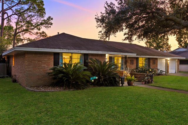 8611 Twelve Oaks Drive, Texas City, TX 77591