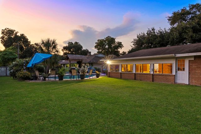 8611 Twelve Oaks Drive, Texas City, TX 77591