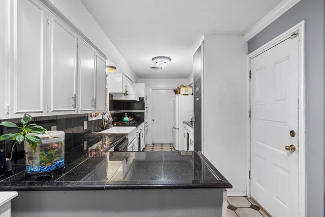 8611 Twelve Oaks Drive, Texas City, TX 77591