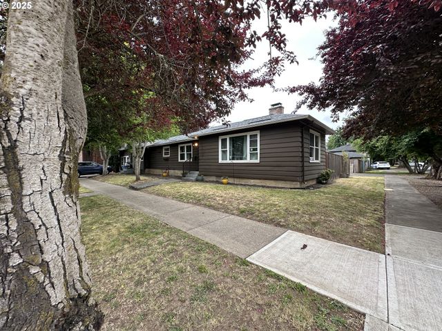 612 4TH St, Woodburn, OR 97071