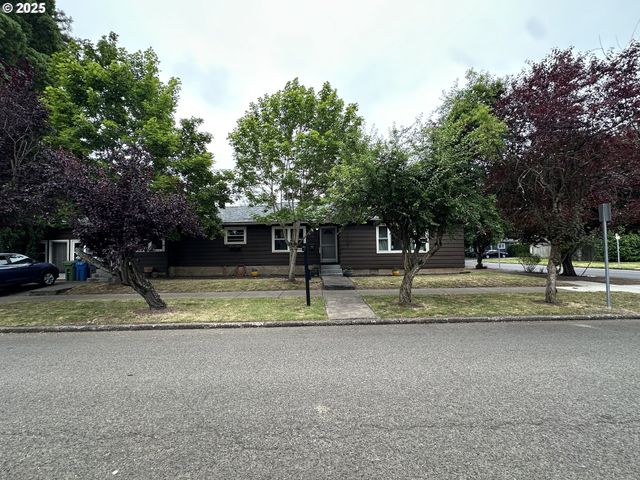 612 4TH St, Woodburn, OR 97071