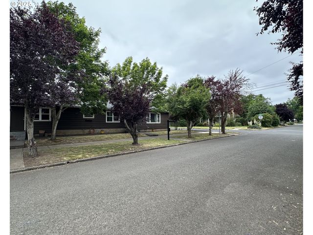 612 4TH St, Woodburn, OR 97071