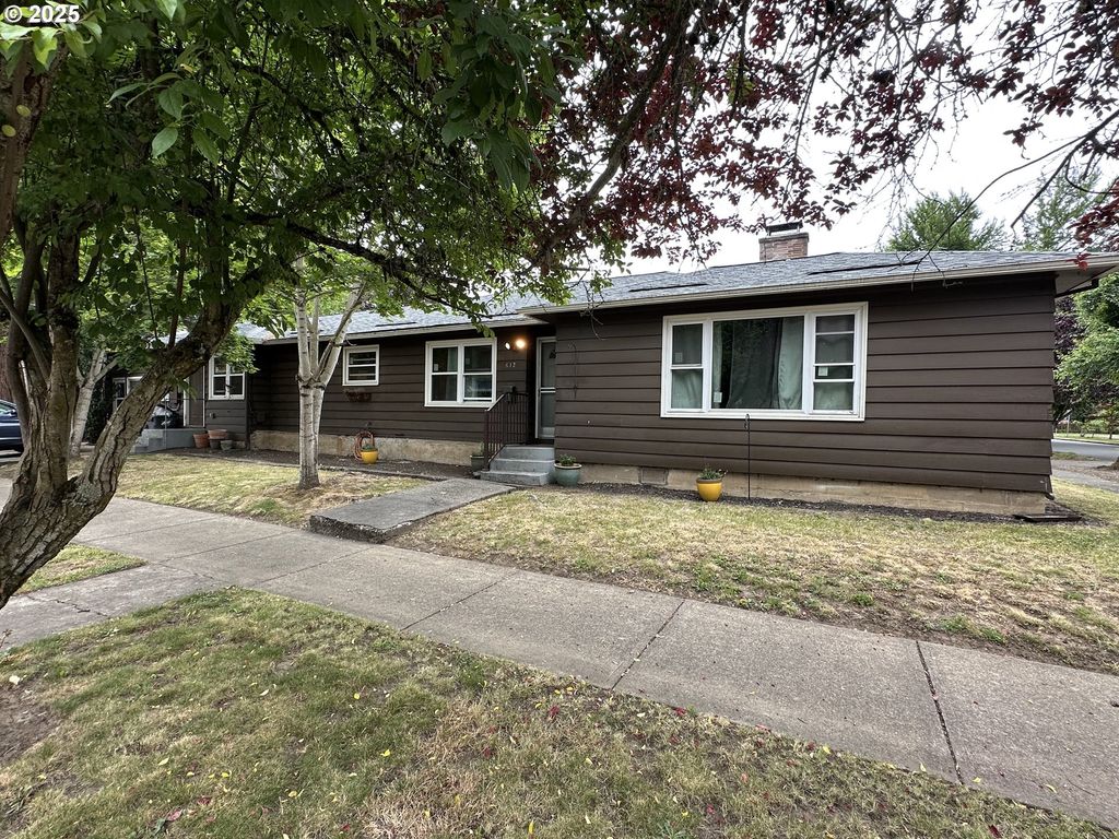 612 4TH St, Woodburn, OR 97071