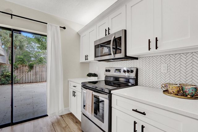 6605 66th Way, West Palm Beach, FL 33409