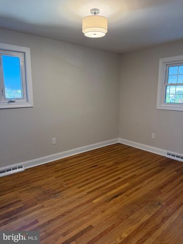 12 MALIBU LN, West Deptford, NJ 08096