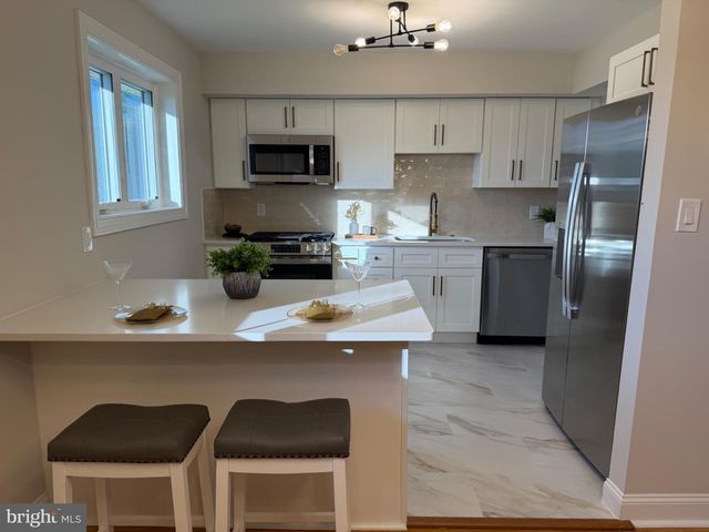 12 MALIBU LN, West Deptford, NJ 08096